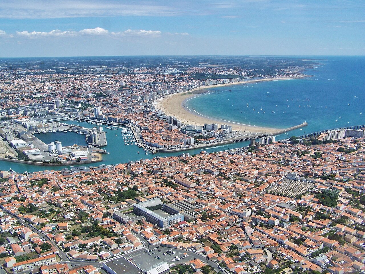 Vue aérienne baie, port, Grande Plage