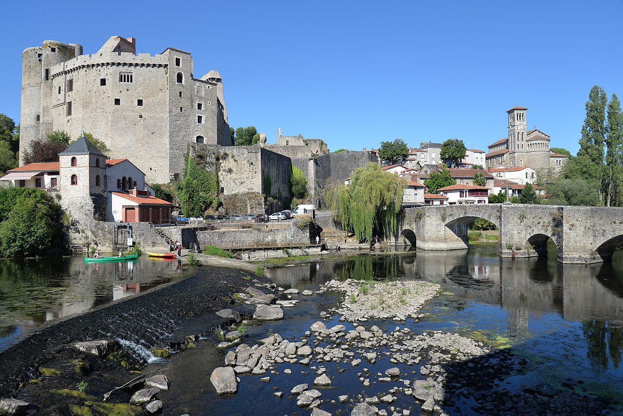 Château et pont sur la Sèvre